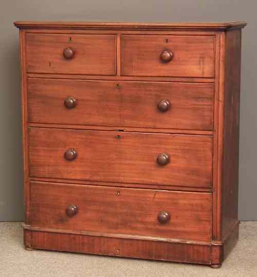 Appraisal: A Victorian mahogany chest of drawers with rounded front corners