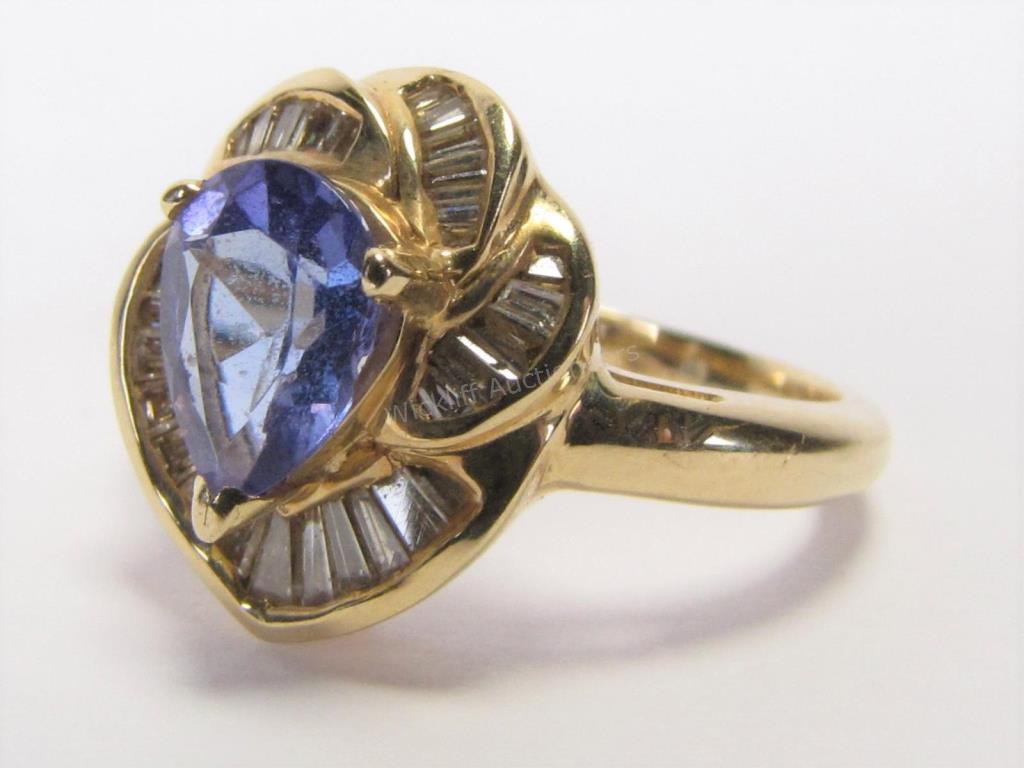 Appraisal: A K yellow gold ring with a pear shaped tanzanite