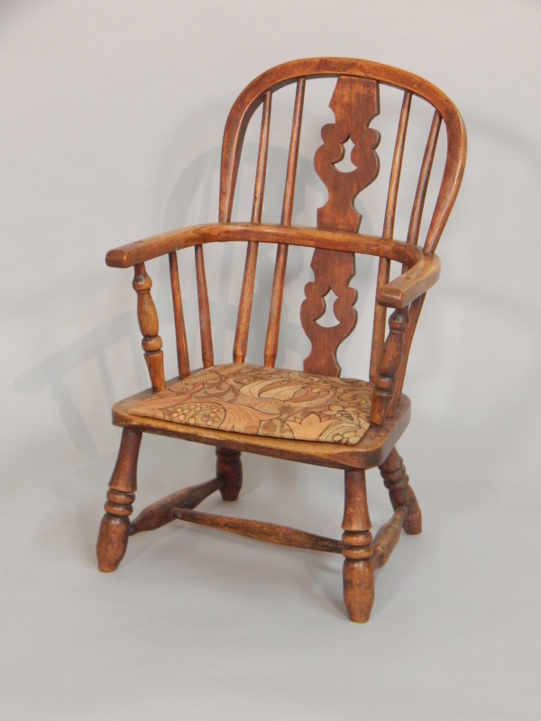 Appraisal: A thC ash and elm child's Windsor commode chair on