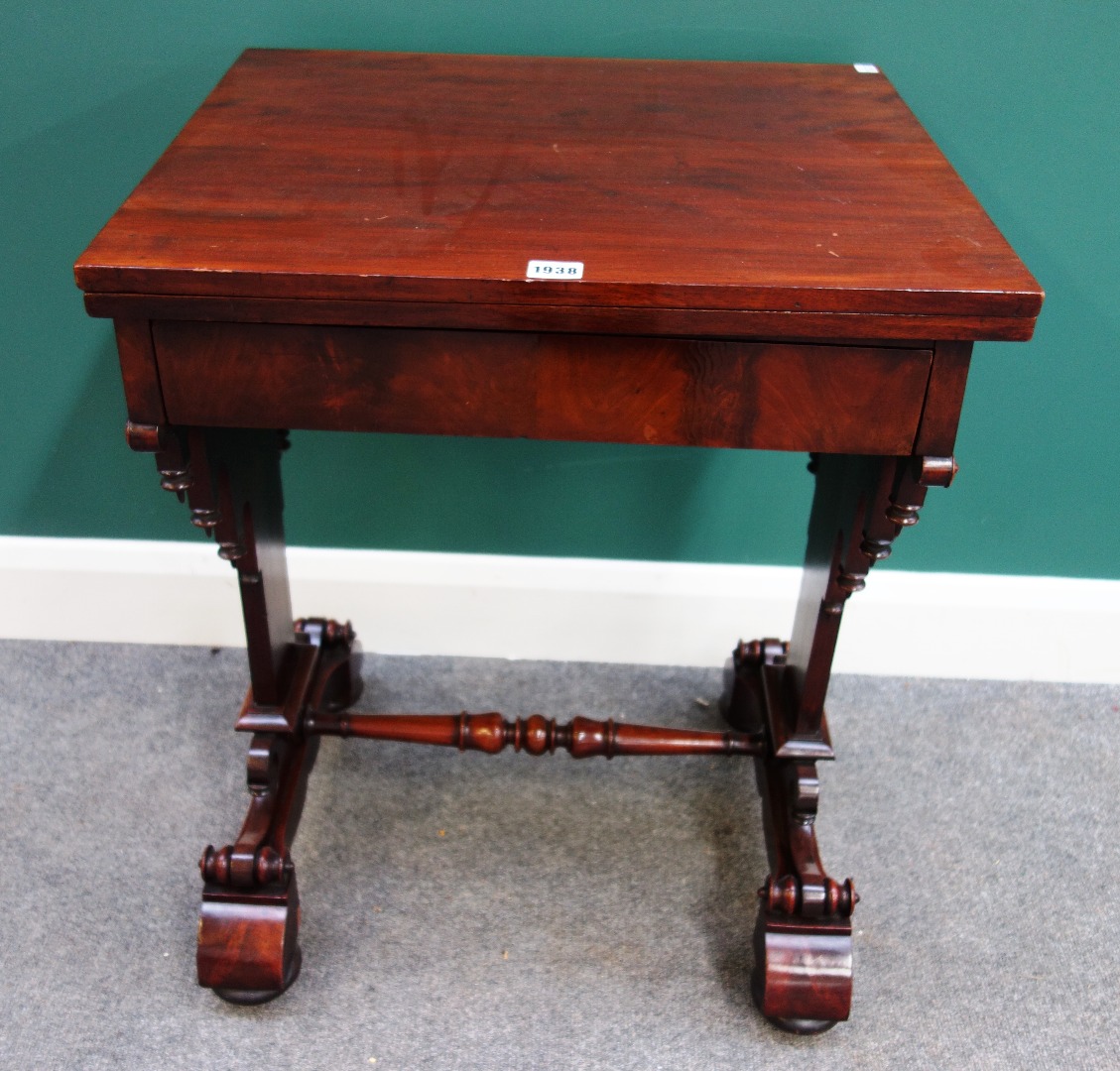 Appraisal: An early Victorian mahogany occasional work table the fold over