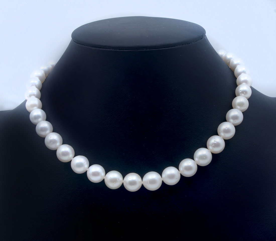 Appraisal: K SINGLE STRAND OF SOUTH SEA CULTURED PEARLS White lustrous