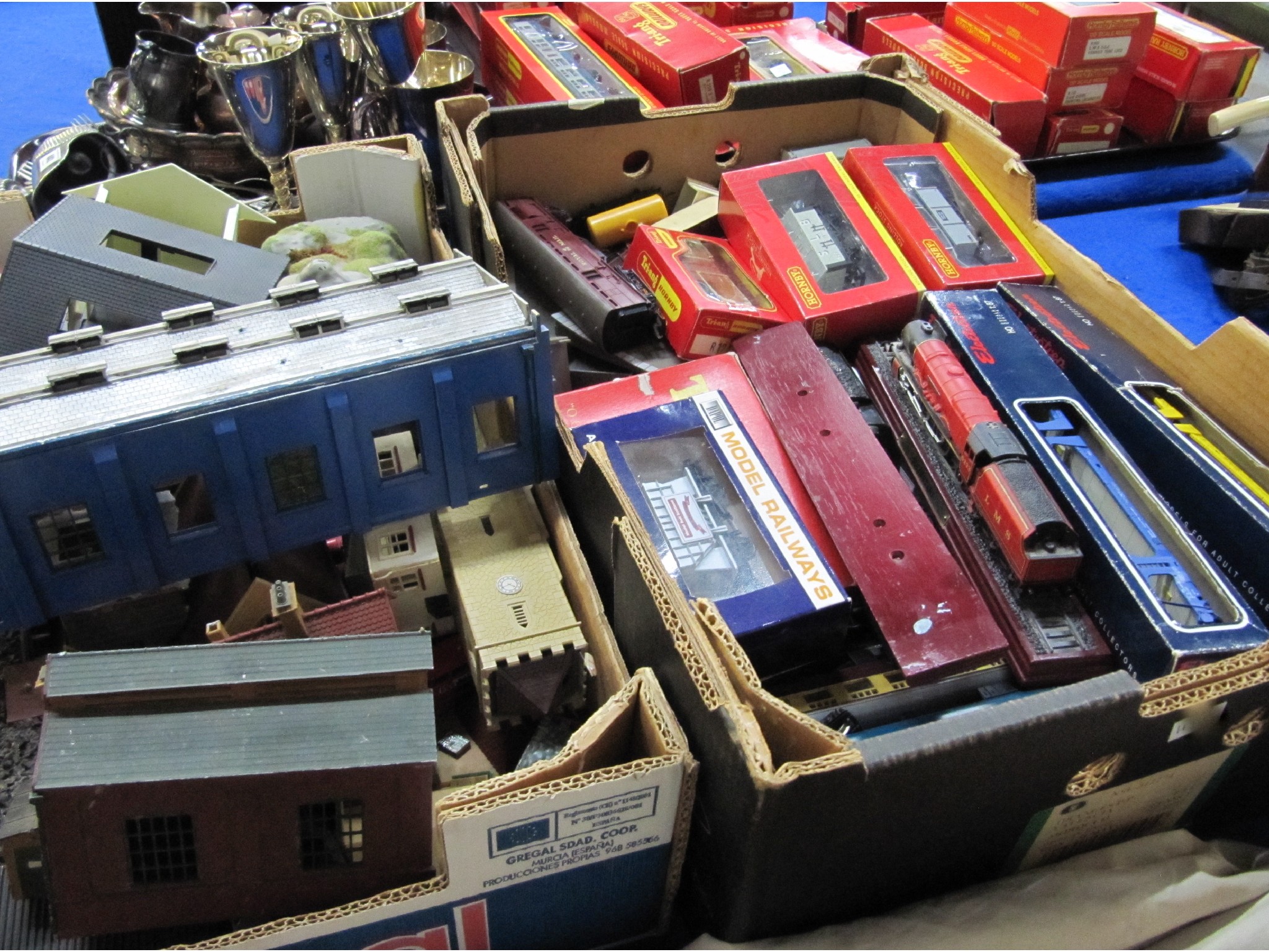 Appraisal: A lot comprising a box of model railway engines carriages