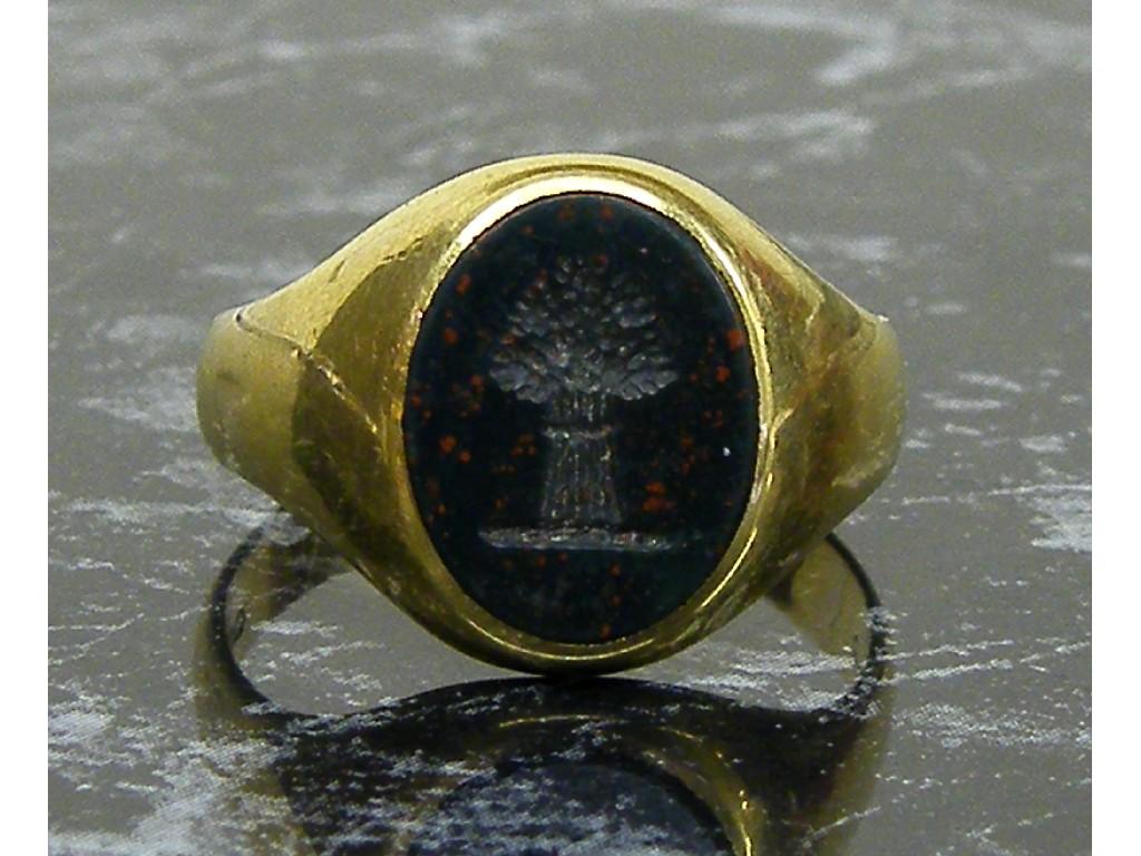 Appraisal: ct bloodstone crest gentleman's ring hallmarked London gm size V