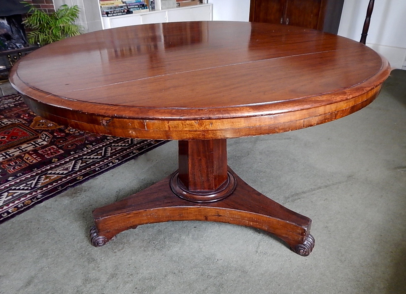 Appraisal: An early Victorian circular mahogany dining table with thumb moulded