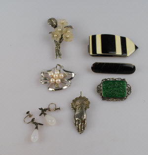 Appraisal: Collection of vintage jewellery including large Art Deco clip onyx