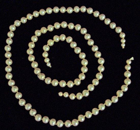 Appraisal: A two-row cultured pearl necklet