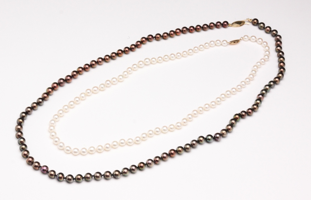 Appraisal: Twenty first century One strand bronze colored pearls - mm