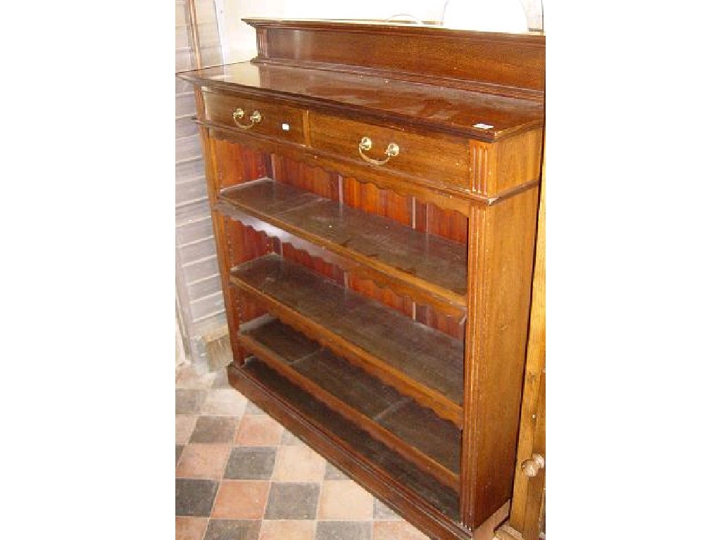 Appraisal: An Edwardian mahogany freestanding open bookcase enclosing three adjustable shelves