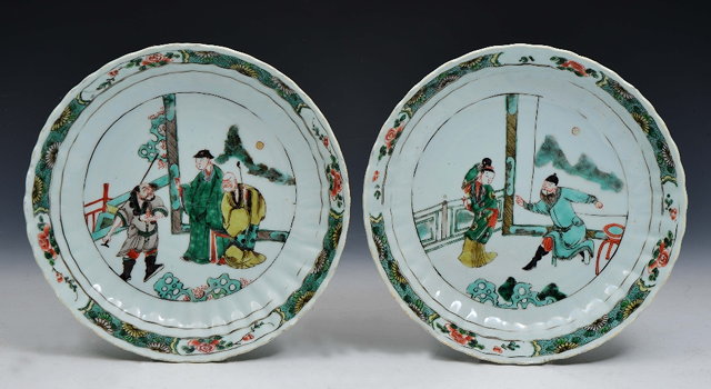 Appraisal: A PAIR OF CHINESE FAMILLE VERTE SHALLOW DISHES the central