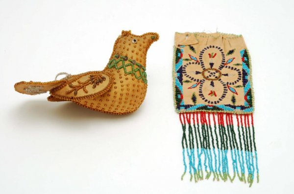 Appraisal: Two pieces of Native American beadwork The first is a