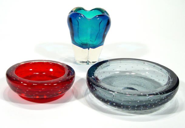 Appraisal: Smoked Whitefriars bubbled glass bowl a similar red bubble glass