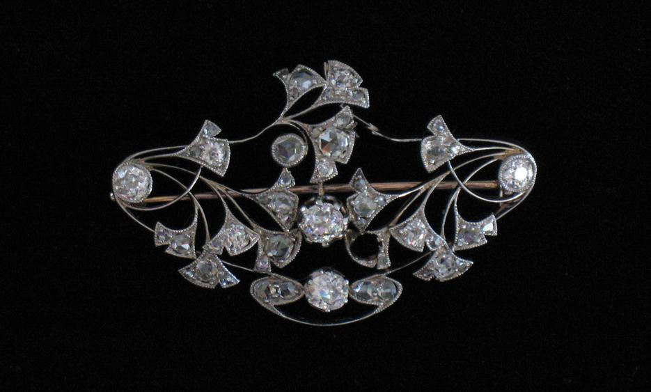 Appraisal: A BELLE EPOQUE DIAMOND BROOCH of open organic form claw-set