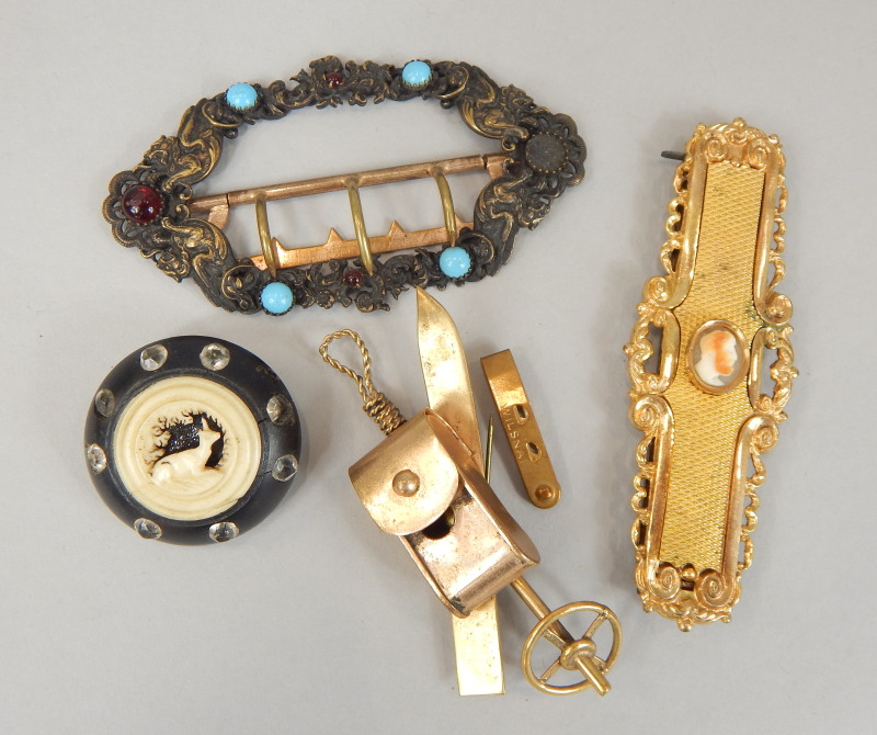 Appraisal: Victorian and other brooches to include a gold plated cameo