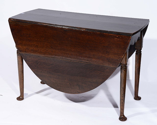 Appraisal: A th Century oak oval drop leaf dining tableon tapering