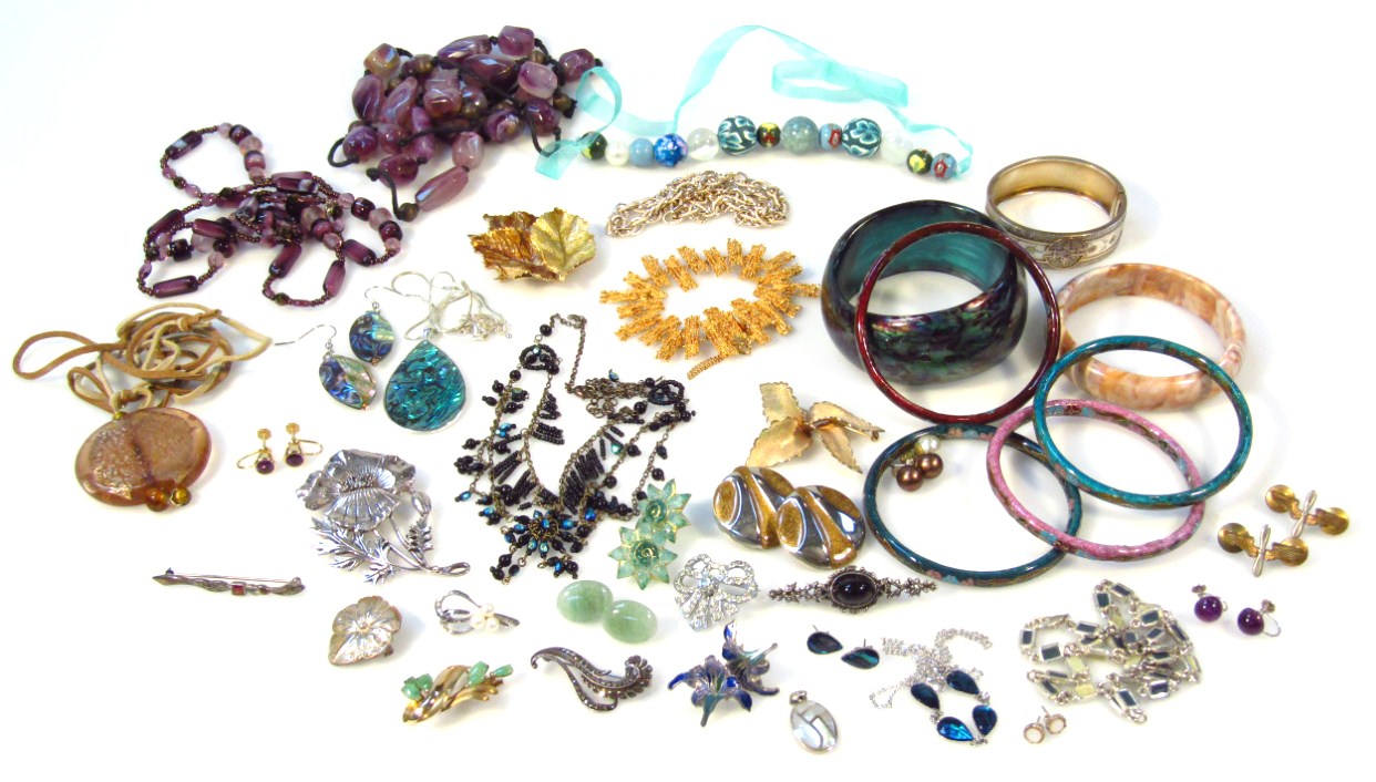 Appraisal: Various costume jewellery to include a heart shape brooch set