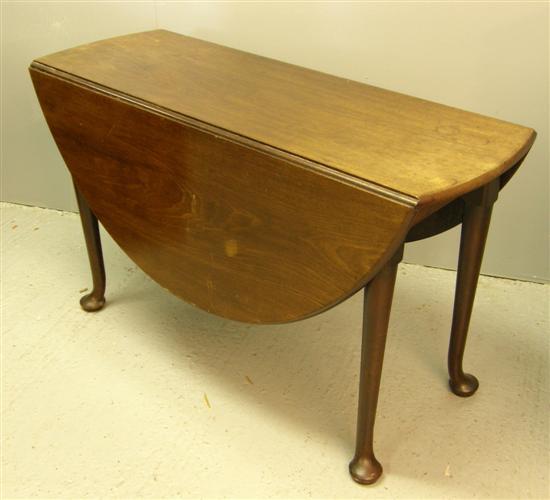 Appraisal: th century mahogany drop leaf dining table on turned tapering