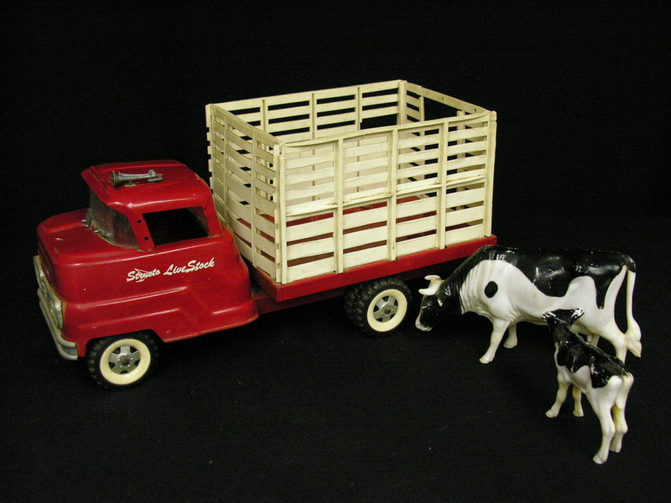 Appraisal: STRUCTO LIVESTOCK TOY TRUCK Pressed tin and plastic Has plastic