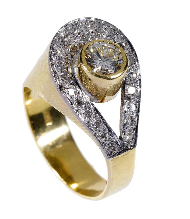 Appraisal: A DIAMOND RING the larger round brilliant collet in the