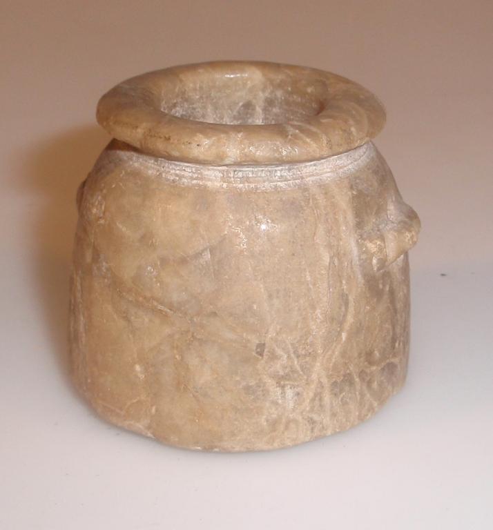 Appraisal: A small alabaster ointment or cosmetic jar with a squat