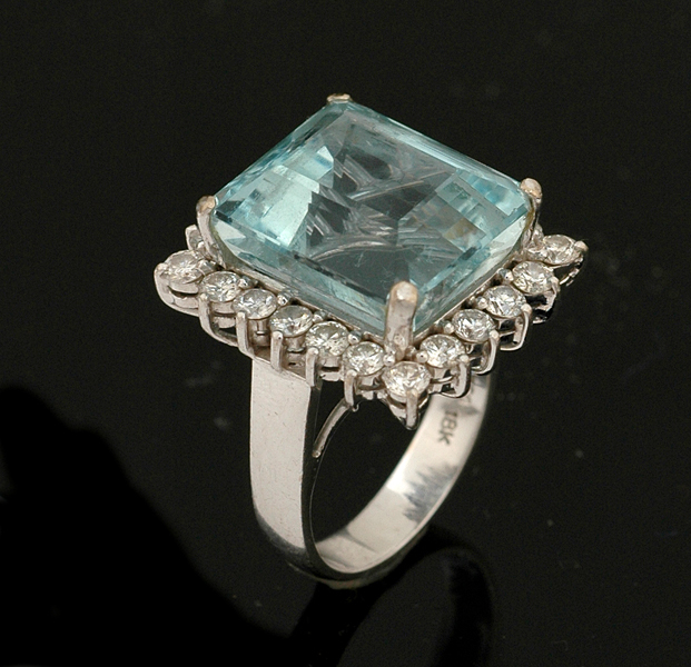 Appraisal: AN AQUAMARINE AND DIAMOND RING The emerald cut aquamarine weighing