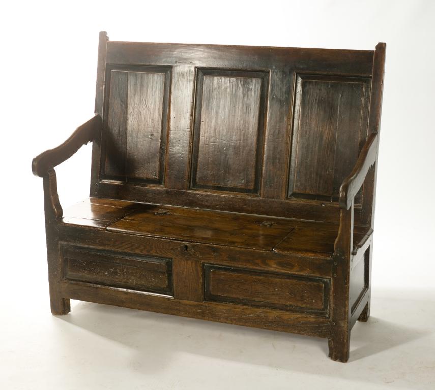 Appraisal: LATE th EARLY th CENTURY OAK BOX SETTLE of modest