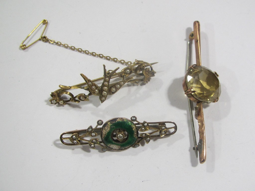 Appraisal: Lot comprising three ct gold bar brooches to include seed