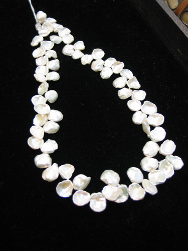 Appraisal: A LINDA BERGMAN KESHI POPPY SEED PEARL NECKLACE repeating white