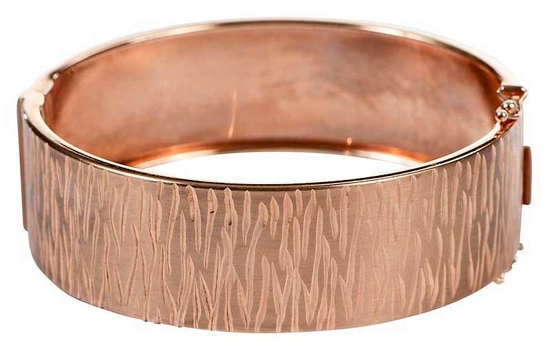 Appraisal: kt Bracelet hinged bangle textured stamped kt Italy in wide