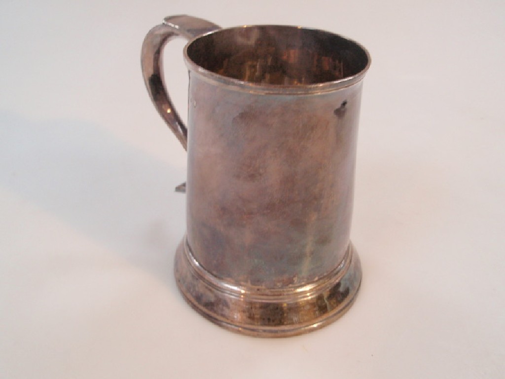 Appraisal: A George III silver tankard of plain form maker I