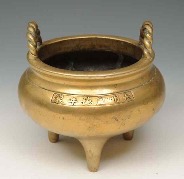 Appraisal: A CHINESE BELL BRONZE DING on tripod feet six character