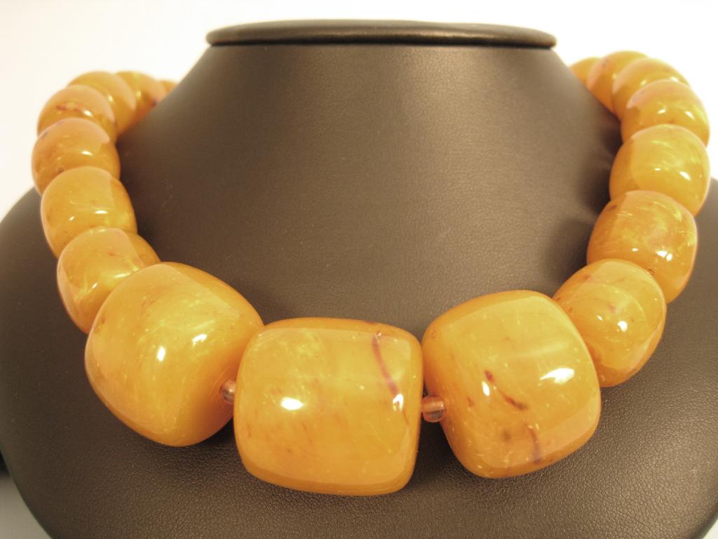 Appraisal: A polished hardstone Necklace