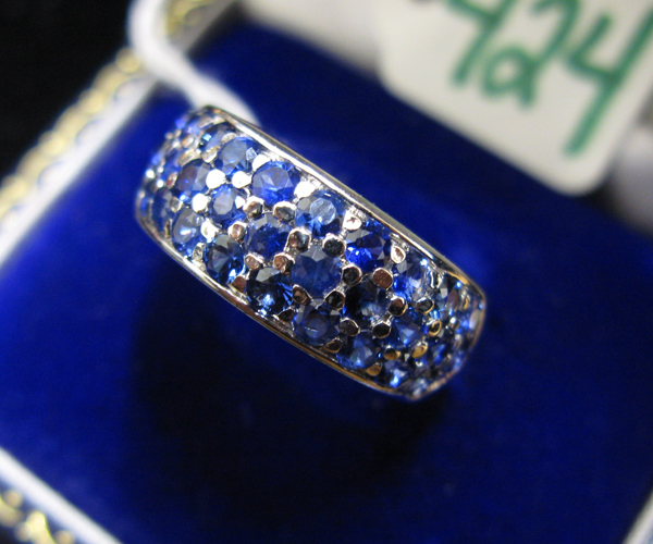 Appraisal: SAPPHIRE AND FOURTEEN KARAT WHITE GOLD RING The top half