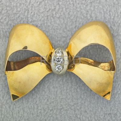 Appraisal: K YELLOW GOLD DIAMOND BOW BROOCH Plump ribbon centers three