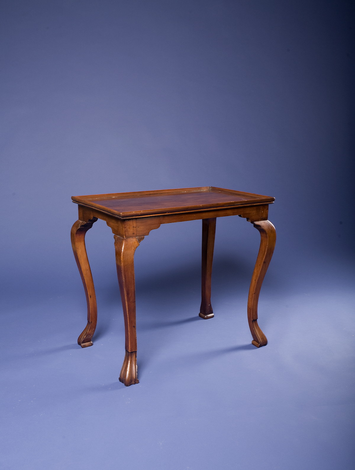 Appraisal: FINE BERMUDA QUEEN ANNE CEDAR TRAY TOP TEA TABLE The