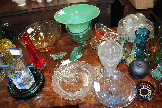 Appraisal: A LARGE QUANTITY OF MIXED ART GLASS to include a