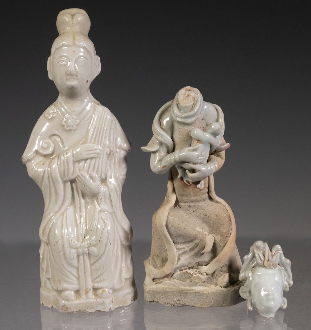 Appraisal: SMALL CHINESE QINGBAI QUANYIN FIGURES Both enthroned one in white