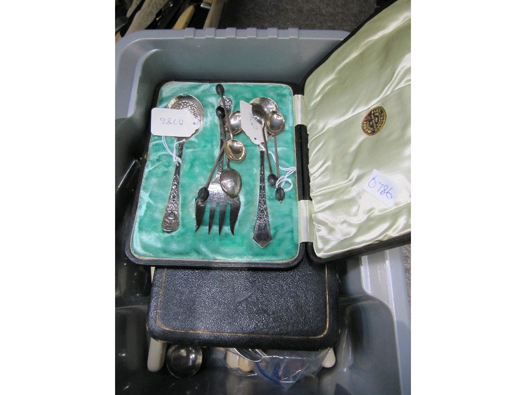 Appraisal: Box of cutlery sets and loose cutlery