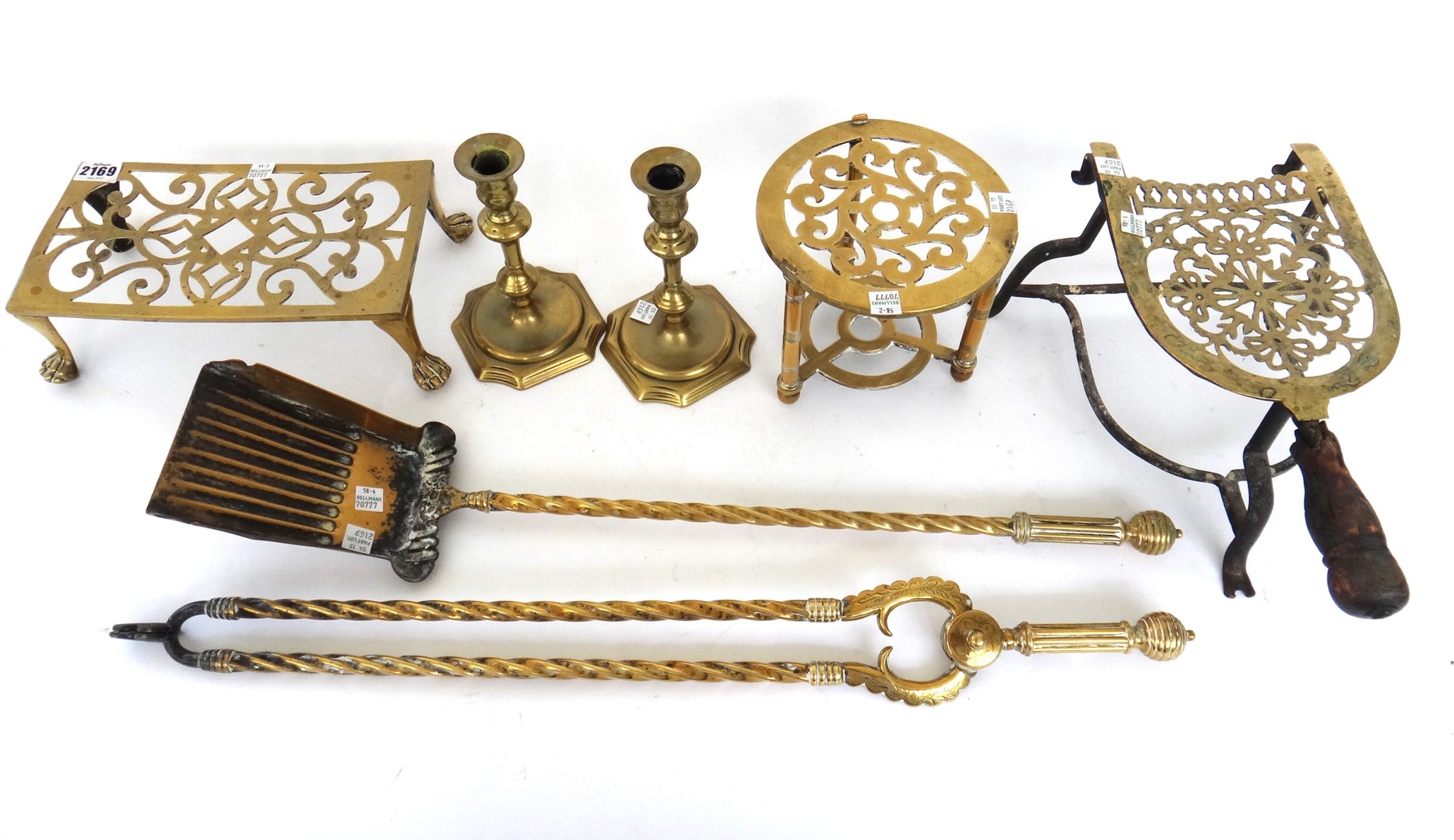 Appraisal: A quantity of Victorian brass fireside items comprising a brass