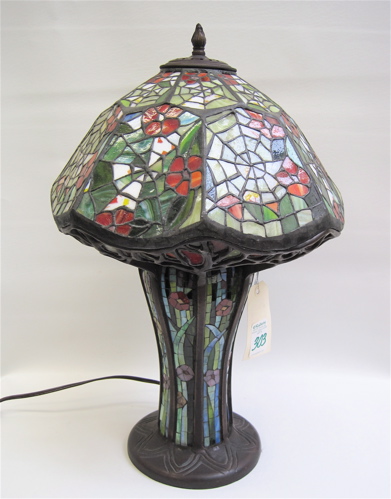 Appraisal: A HEAVY SPIDER WEB STAINED AND LEADED GLASS TABLE LAMP