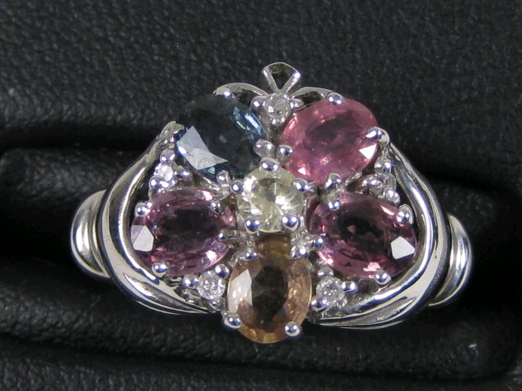 Appraisal: A fancy Sapphire Cluster Ring the flower head plaque claw-set