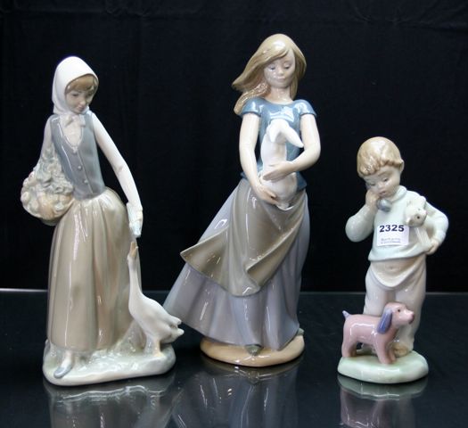 Appraisal: A Lladro Nao figure of a girl with a goose