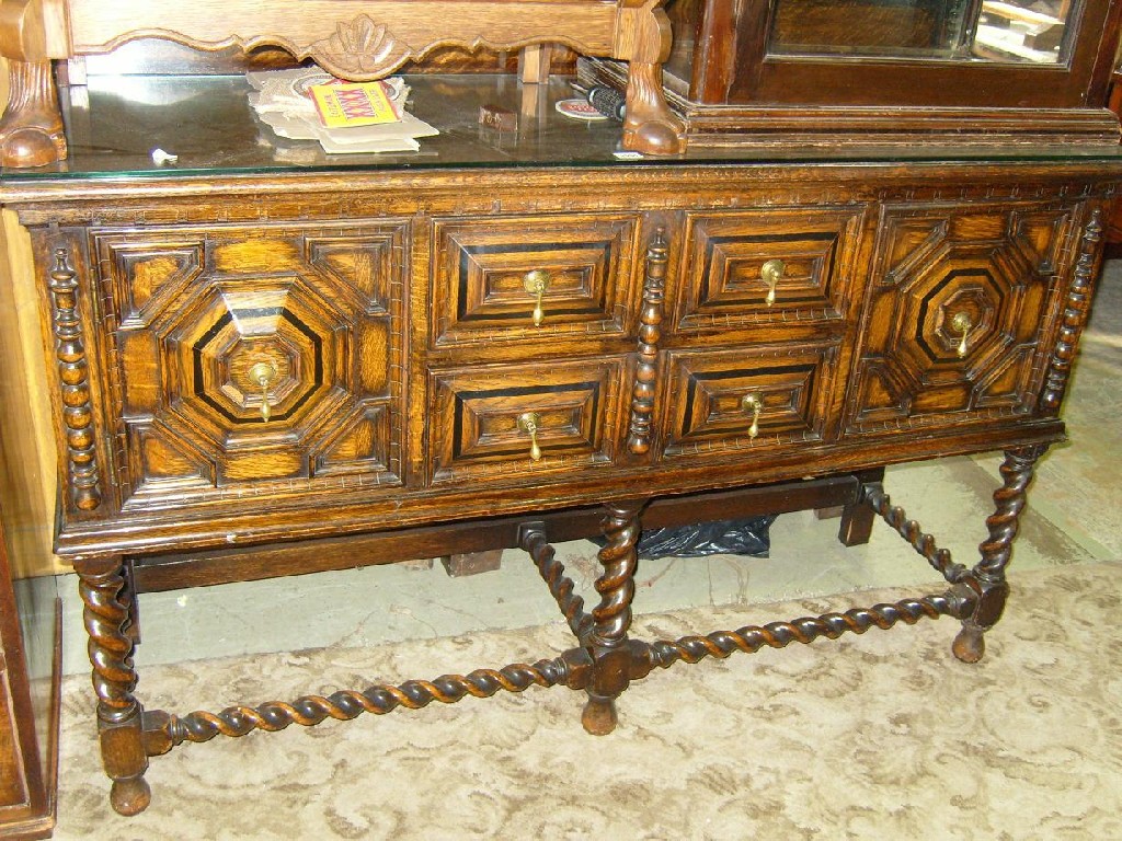 Appraisal: A good quality oak sideboard with low raised back the