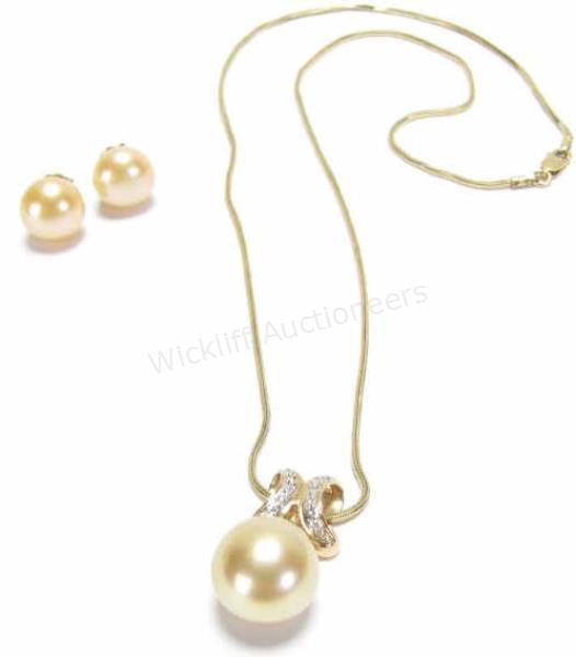 Appraisal: A K yellow gold mm south sea pearl pendant with