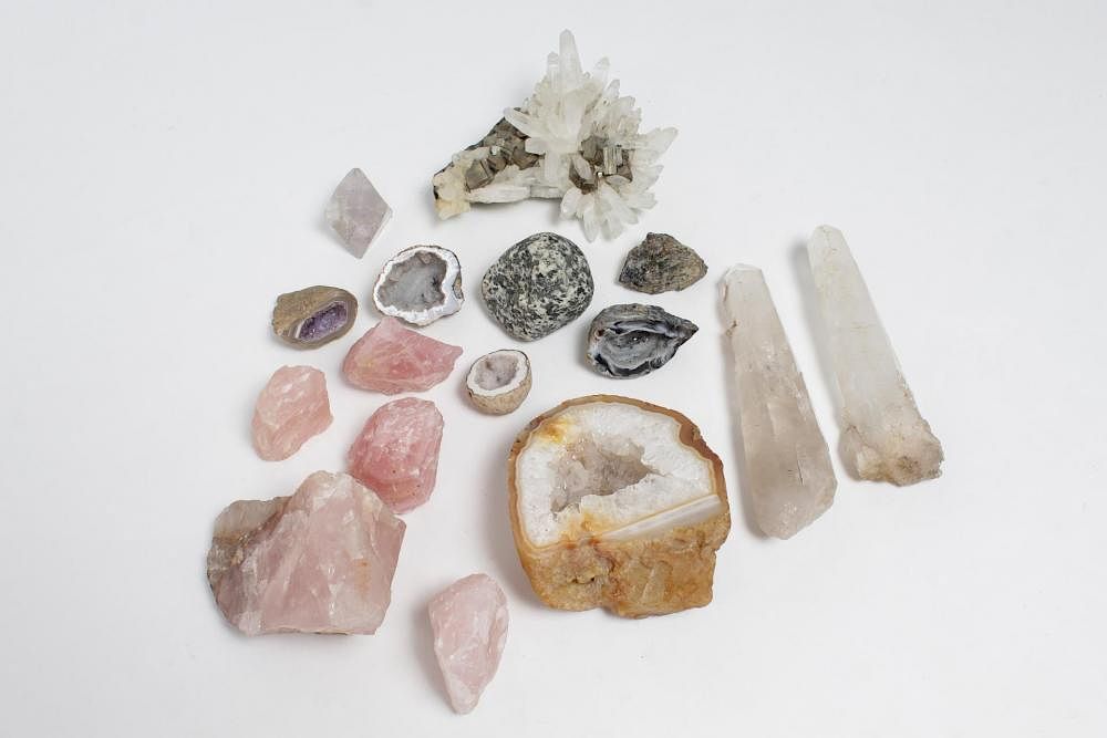 Appraisal: Natural History Mineral Specimens- Pieces Natural history mineral specimens including