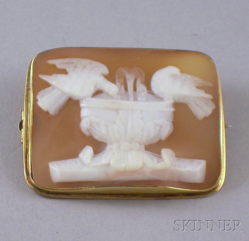 Appraisal: kt Gold-framed Shell-carved Cameo Brooch depicting two birds sitting on