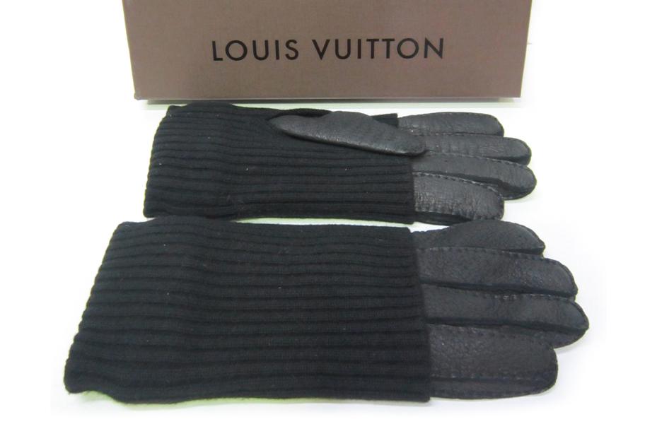 Appraisal: A PAIR OF LOUIS VUITTON MENS GLOVES A PAIR OF