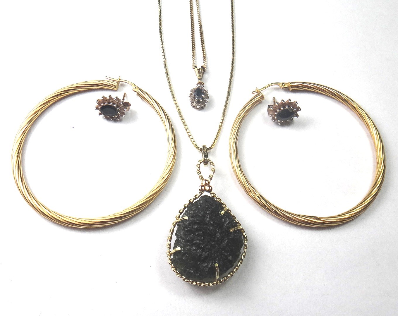 Appraisal: A ct gold sapphire and diamond set oval cluster pendant