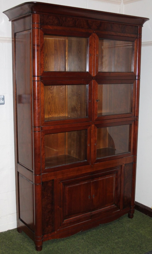 Appraisal: A modern mahogany finish display cabinet with an upper walnut