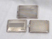 Appraisal: A mixed lot comprising a rectangular engine turned silver compact