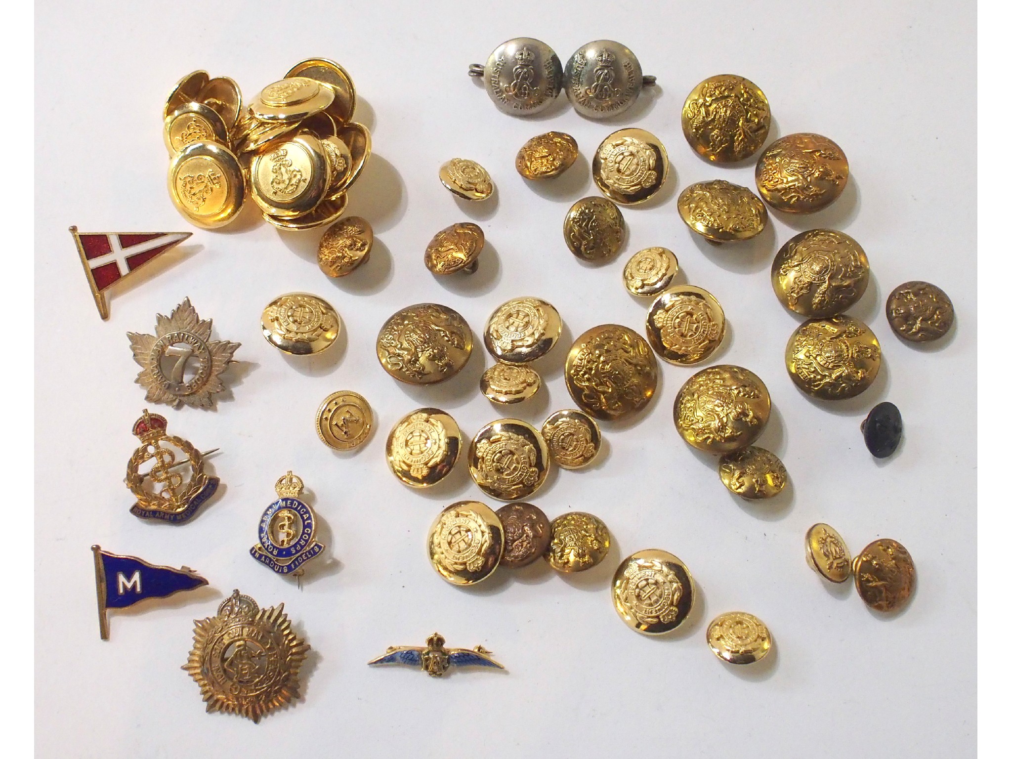 Appraisal: A box of military buttons and badges